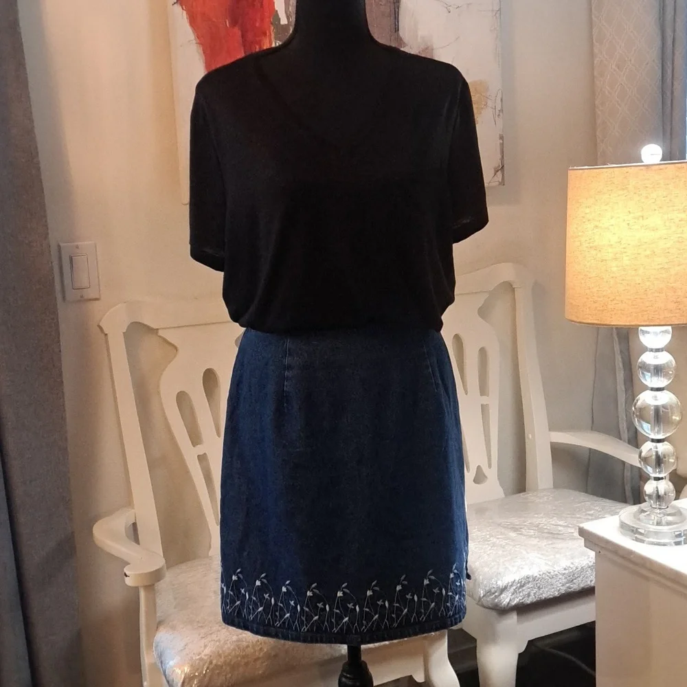 Denim skirt size 13/14 of 100% Cotton. Waist: 31 inches w/zipper back and 19 Len - Picture 3 of 5